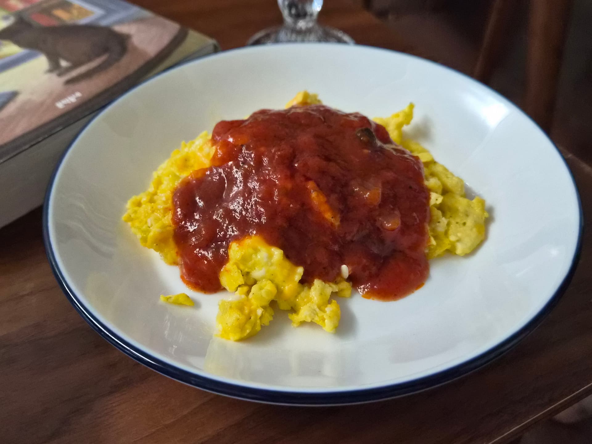 Butter Scrambled Eggs with Cheese and Tomato Sauce
